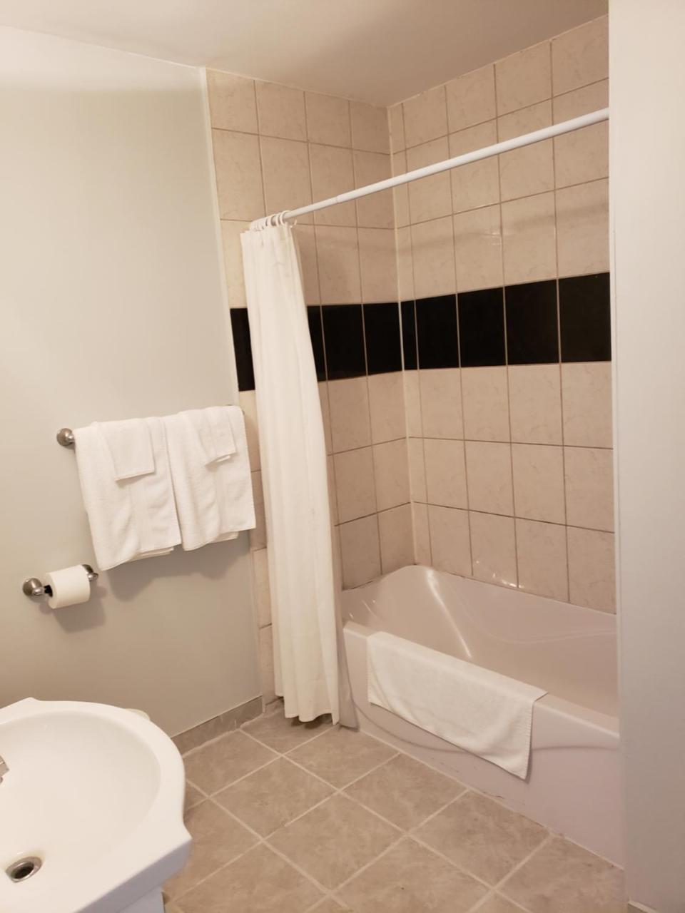 Regency Inn & Suites Cornwall Kültér fotó